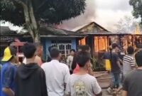Musibah Kebakaran di di Jalan Merdeka Parit 7 RT. 04 Rw. 05 1 Kelurahan Nipah Panjang II, Kecamatan Nipah Panjang, Kabupaten Tanjab Timur, Rabu (4/1/23). FOTO : Ist