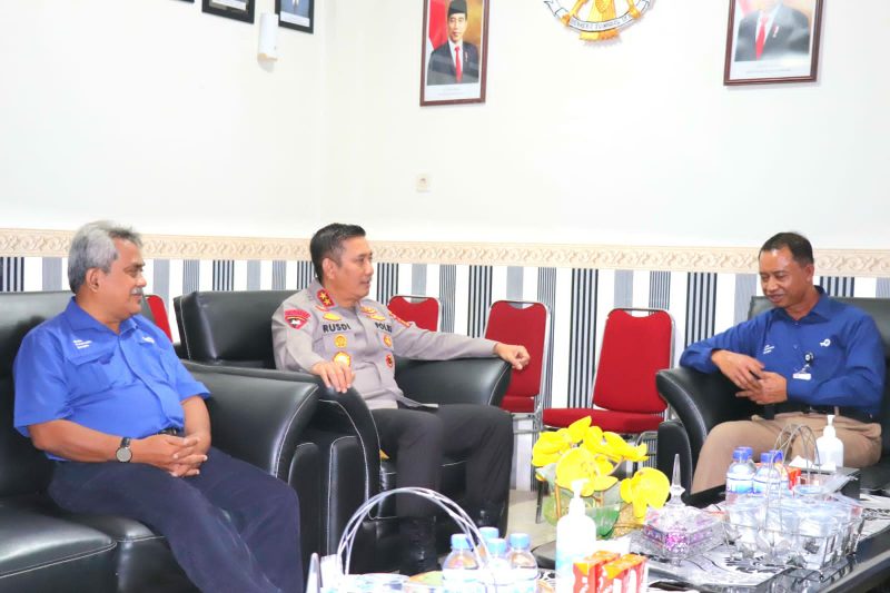 Kapolda Jambi Irjen Pol Rusdi Hartono bincang - bincang dengan Kepala Stasiun TVRI Jambi Raden Sarjono, Kamis (12/1/2023). FOTO : Humas 