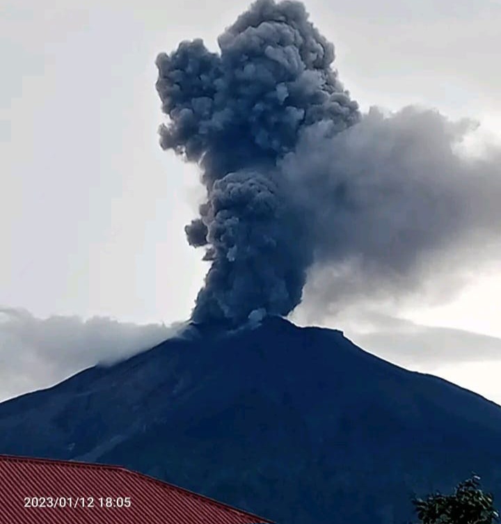 Gunung Kerinci Kembali Erupsi Warga Diimbau Jauhi Lokasi dalam Radius 3 Km. FOTO : Pos Pemantau