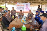 Kapolres Tanjung Jabung Barat AKBP Padli, SH, SIK, MH menyerap keluhan para Nelayan di Tanjung Jabung Barat, Jambi, Jum'at (13/1/23). FOTO : LT