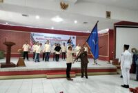 HR Ridwan Agus Depati menyerahkan pataka PWI Kota Sungai Penuh usai pengukuhan, Rabu (18/1/23). FOTO : Ist