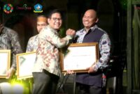 Menteri Desa PDTT Abdul Halim Iskandar menyerahkan piagam penghargaan kepada Direktur BUM Desa Bersama Betara Buberta LKD Suroso. FOTO : Tangkapan Layar 