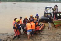 Tim SAR Gabungan Saat Evakuasi Jasad Wilson ABK Tenggelam di Sungai Batanghari. [FOTO : BASARNAS]