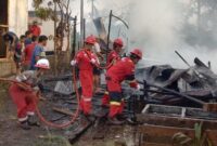 PetroChina Sigap Bantu Padamkan Api Kebakaran Rumah Warga. FOTO : TIM