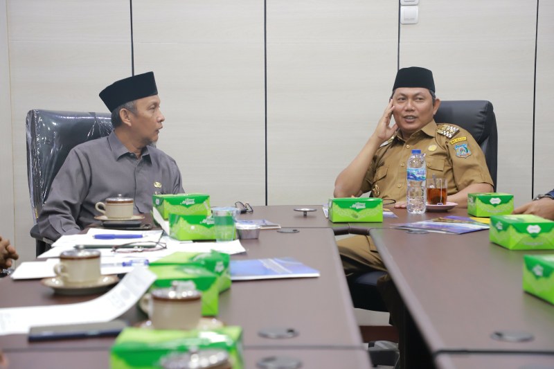 Wakil Bupati H. Hairan selaku Ketua LPTQ Tanjab Barat bersama Sekda H. Agus Sanusi saat rapat persiapan pelaksanaan TC, Selasa (14/2/23). FOTO : Prokopim