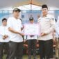 Didampingi Sekda H. Agus Sanusi Wakil Bupati Tanjung Jabung Barat H. Hairan, SH secara simbolis menyerahkan bantuan Antropometri Set. FOTO : Prokopim