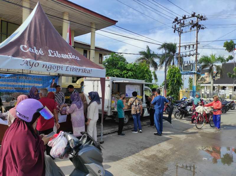 Koperindag dan Bulog saat menggelar Operasi Pasar, Kamis (16/2/23). FOTO : Ist