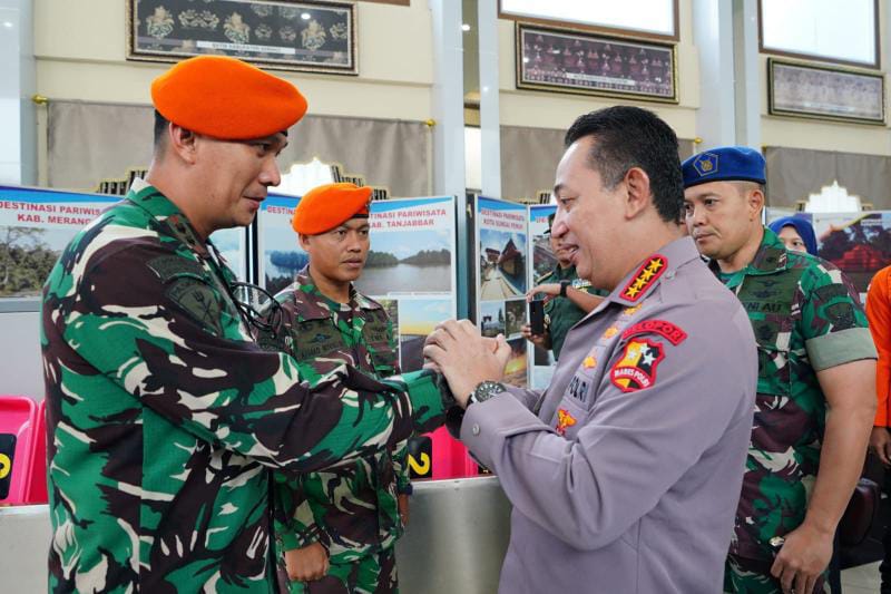 Kapolri Jenderal Listyo Sigit Prabowo Saat Memberikan Ucapan Selamat kepada Tim SAR Gabungan. FOTO : Ist