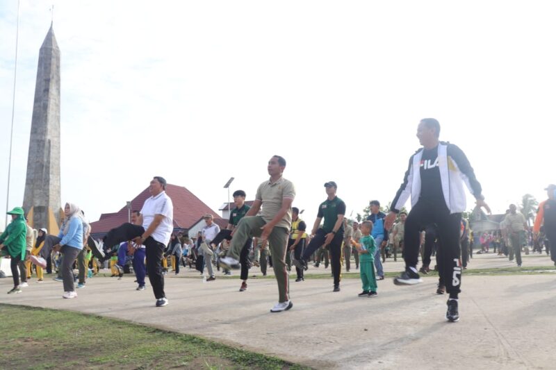 Wakil Bupati H. Hairan, Dandim 0419/Tanjab Letkol Kav Muslim Rahim Tompo dan Kapolres Tanjab Barat AKBP Padli saat Senam SKJ 88, Jum'at (24/2/23). FOTO : Pendim