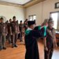 Kasi Pidsus Kejari Tanjung Jabung Barat baru Sudarmanto saat diambil Sumpah Jabatan, Senin (27/2/23). FOTO : Kejari Tjb