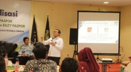 Kepala Bidang Perizinan dan Informasi Kanwil Kemenkumham Jambi Yusuf Umardani didampingi Rianto saat menyosialisasikan M-Paspor dan Eazy Paspor, Selasa (28/2/23). FOTO : Inigrasi