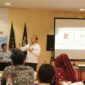 Kepala Bidang Perizinan dan Informasi Kanwil Kemenkumham Jambi Yusuf Umardani didampingi Rianto saat menyosialisasikan M-Paspor dan Eazy Paspor, Selasa (28/2/23). FOTO : Inigrasi