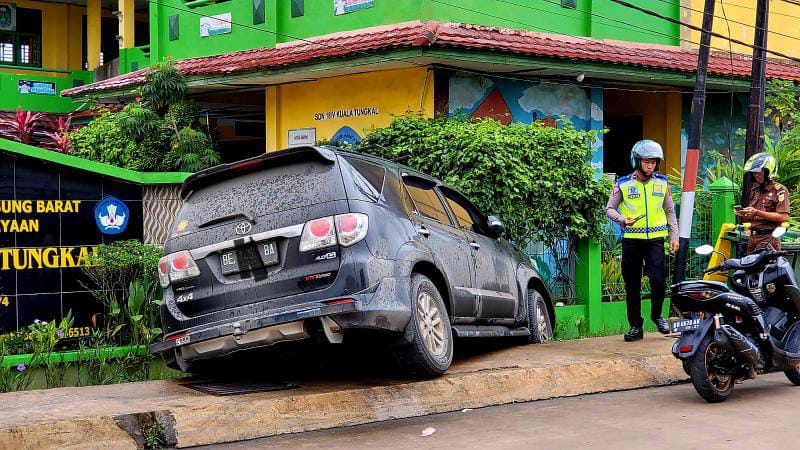 Posisi dan Kondisi Mobil Toyota Fortuner Menabrak Pagar SDN 18 Kuala Tungkal. FOTO : Lt