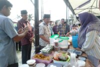Bupati Anwar Sadat didampingi Sekda Agus Sanusi saat membeli Takjil yang dijual Pedagang di Pasar Bedug Alun-Alun Kota Kuala Tungkal, Kamis (23/3/23). FOTO : LT