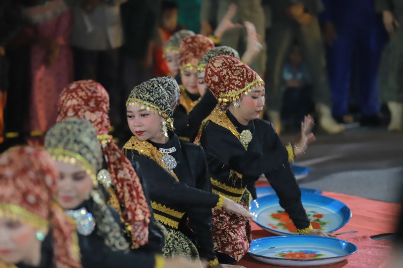 Tari Nyimah Parit di Gelaran Festival Arakan Sahur Tanjab Barat 2023. FOTO : FM