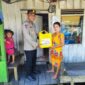 Kabag Ops Polres Tanjung Jabung Barat Kompol Jan Manto Hasiholan Sianturi, SH, SIK saat menyerahkan bantuan kepada Warga. FOTO : Dok Humas 