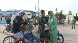 Dandim 0419/Tanjab Letkol Kav Muslim Rahim, T, SH., M.Si didampingi Ketua Persit KCK Cabang XXVI Dim 0419 Ny. Rizka Muslim Rahim saat membagikan Takjil. FOTO : Pendim Tjb