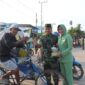 Dandim 0419/Tanjab Letkol Kav Muslim Rahim, T, SH., M.Si didampingi Ketua Persit KCK Cabang XXVI Dim 0419 Ny. Rizka Muslim Rahim saat membagikan Takjil. FOTO : Pendim Tjb