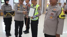 Kapolres Tanjab Timur AKBP Heri Supriawan Saat Serahkan Penghargaan kepada AIPDA Nur Widodo, Banit Patroli Sat Lantas. [FOTO : Humas RTT]