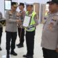 Kapolres Tanjab Timur AKBP Heri Supriawan Saat Serahkan Penghargaan kepada AIPDA Nur Widodo, Banit Patroli Sat Lantas. [FOTO : Humas RTT]