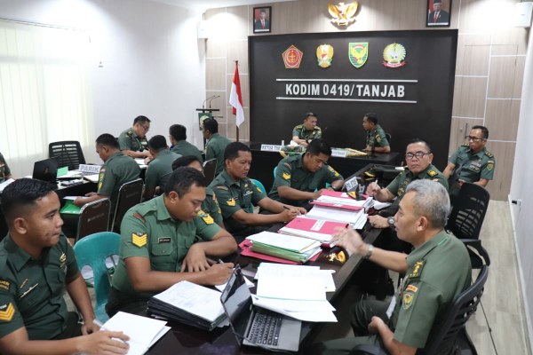 Tim Pengawasan dan Pemeriksaan (Warsik) Post Audit Itdam II/Sriwijaya saat melakukan pemeriksaan pos kegiatan di Kodim 0419/Tanjab Tahun 2022. FOTO : Pendim Tjb 