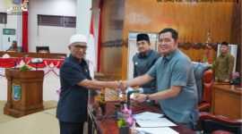 H. Abdurrahman menyerahkan nota pengantar pemandangan Fraksi NasDem Berkarya terhadap LKPJ Bupati Tahun 2022 kepada Ahmad Jahfar selaku pimpinan Rapat. FOTO : Humas 
