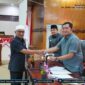 H. Abdurrahman menyerahkan nota pengantar pemandangan Fraksi NasDem Berkarya terhadap LKPJ Bupati Tahun 2022 kepada Ahmad Jahfar selaku pimpinan Rapat. FOTO : Humas 
