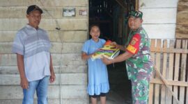 Pelda Tomy bersama Legiyono saat menyalurkan bantuan Beras bagi Masyarakat, Kamis (6/4/23). FOTO : Penrem 042/Gapu