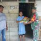 Pelda Tomy bersama Legiyono saat menyalurkan bantuan Beras bagi Masyarakat, Kamis (6/4/23). FOTO : Penrem 042/Gapu