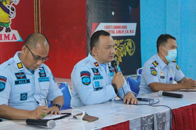 Ilustrasi : Kalapas I Gusti Lanang, A. C. P didampingi staf saat memberikan pencerahan kepada Warga Binaan Pemasyarakatan. FOTO : Humas 