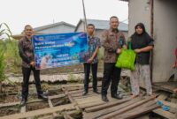 Kalapas Kuala Tungkal I Gusti Lanang ACP Bagikan Paket Sembako ke Warga Sekitar Lapas Giat Baksos Peringatan HBP ke-59, Jum'at (14/4/23). FOTO : Humas