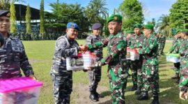 Kasrem 042/Gapu Kolonel Inf Ali Aminudin meberikan bingkisan kepada seluruh Prajurit dan PNS Makorem 042/Gapu, Kodim 0415/Jambi. FOTO : PENREM