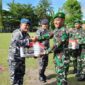 Kasrem 042/Gapu Kolonel Inf Ali Aminudin meberikan bingkisan kepada seluruh Prajurit dan PNS Makorem 042/Gapu, Kodim 0415/Jambi. FOTO : PENREM