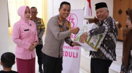 Kapolres Tanjab Barat AKBP Padli, SH, SIK, MH didampingi ketua pengurus yayasan Kemala Bhayangkari Ny Yayuk Padli saat menyerahkan bingkisan. FOTO : Humas 