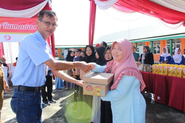 Pimpinan PT LPPPI Suparno, SE menyerahkan bingkisan lebaran kepada Masyarakat. FOTO : Humas