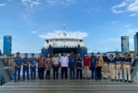 Kepala BPTD Wilayah V Provinsi Jambi Sigit Mintarso dan rombongan foto bersama dengan koordinator serta petugas pelabuhan penyeberangan Roro Kuala Tungkal, Selasa (18/4/23). FOTO : Ist