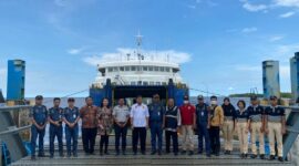 Kepala BPTD Wilayah V Provinsi Jambi Sigit Mintarso dan rombongan foto bersama dengan koordinator serta petugas pelabuhan penyeberangan Roro Kuala Tungkal, Selasa (18/4/23). FOTO : Ist