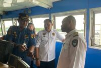 Sigit Wintarso Kepala BPTD Wilayah V Provinsi Jambi saat melakukan monitoring di dalam Kapal Satria Pratama di Pelabuhan Roro Kuala Tungkal, Selasa (18/4/23). FOTO : Dok. BPTD 