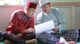 H. Abdullah, SE bersama Bupati H. Anwar Sadat saat kunjungan di Mushola Ar-Rahman Desa Pematang Lumut, Jum'at (28/4/23). FOTO : Ist