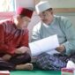 H. Abdullah, SE bersama Bupati H. Anwar Sadat saat kunjungan di Mushola Ar-Rahman Desa Pematang Lumut, Jum'at (28/4/23). FOTO : Ist