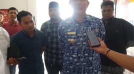 Wakil Bupati Tanjung Jabung Barat H. Hairan, SH saat ditemui usai memenuhi panggilan pihak Polres Tanjung Jabung Barat, Senin (1/5/23). FOTO : Ist