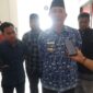 Wakil Bupati Tanjung Jabung Barat H. Hairan, SH saat ditemui usai memenuhi panggilan pihak Polres Tanjung Jabung Barat, Senin (1/5/23). FOTO : Ist