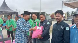 Bupati Tanjung Jabung Barat H. Anwar Sadat saat memberikan bantuan sosial paket sembako kepada perwakilan serikat buruh. FOTO : Ist
