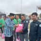 Bupati Tanjung Jabung Barat H. Anwar Sadat saat memberikan bantuan sosial paket sembako kepada perwakilan serikat buruh. FOTO : Ist