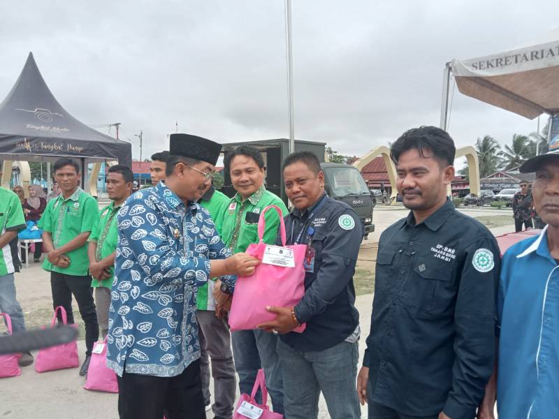 Bupati Tanjung Jabung Barat H. Anwar Sadat saat memberikan bantuan sosial paket sembako kepada perwakilan serikat buruh. FOTO : Ist