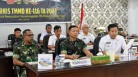Kasiter Kasrem Kolonel Arm Budi Wahyono dan Pj Bupati Sarolangun Saat ikuti VC Rakornis TMMD ke-116 di Makorem 042/Gapu, Rabu (3/5/23). FOTO : PENREM042