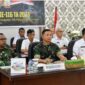Kasiter Kasrem Kolonel Arm Budi Wahyono dan Pj Bupati Sarolangun Saat ikuti VC Rakornis TMMD ke-116 di Makorem 042/Gapu, Rabu (3/5/23). FOTO : PENREM042