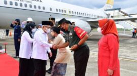 Danrem 042/Gapu Brigjen TNI Supriono sambut kedatangan Wapres RI KH. Ma’ruf di Bandara Sultan Thaha Jambi, Kamis (04/5/23). (Foto : Penrem 042/Gapu)