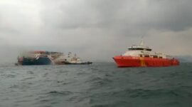 Kebakaran pada KMP ROYCE 1 milik PT DLB pada Sabtu (6/5/23). FOTO : Tangkapan Layar.