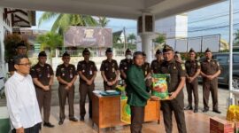 Kajari Tanjung Jabung Barat Marcelo Bellah, SH, MH saat menyalurkan paket sembako ke pengurus panti asuhan di peringatan HUT Persaja ke-72, Senin (8/5/23). FOTO : Dok. Kejari 